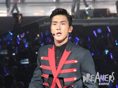 Kedatangan Siwon di Mall Buat Ratusan Fans yang Hadir Histeris